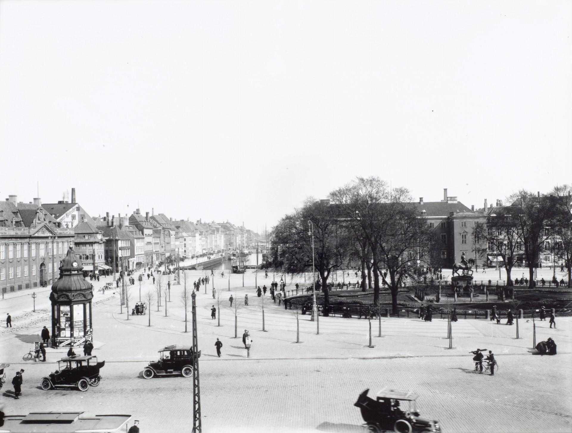 Krinsen, den plads der ligger i midten af Kongens Nytorv, blev etableret i 1600-tallet. Her er, hvordan pladsen så ud i 1917. Foto: Peter Elfelt, Københavns Museum.