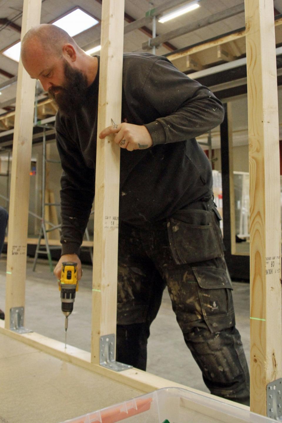 Brian Kahl er en af fem tømrere hos Danbox i Holstebro. Pressefoto.