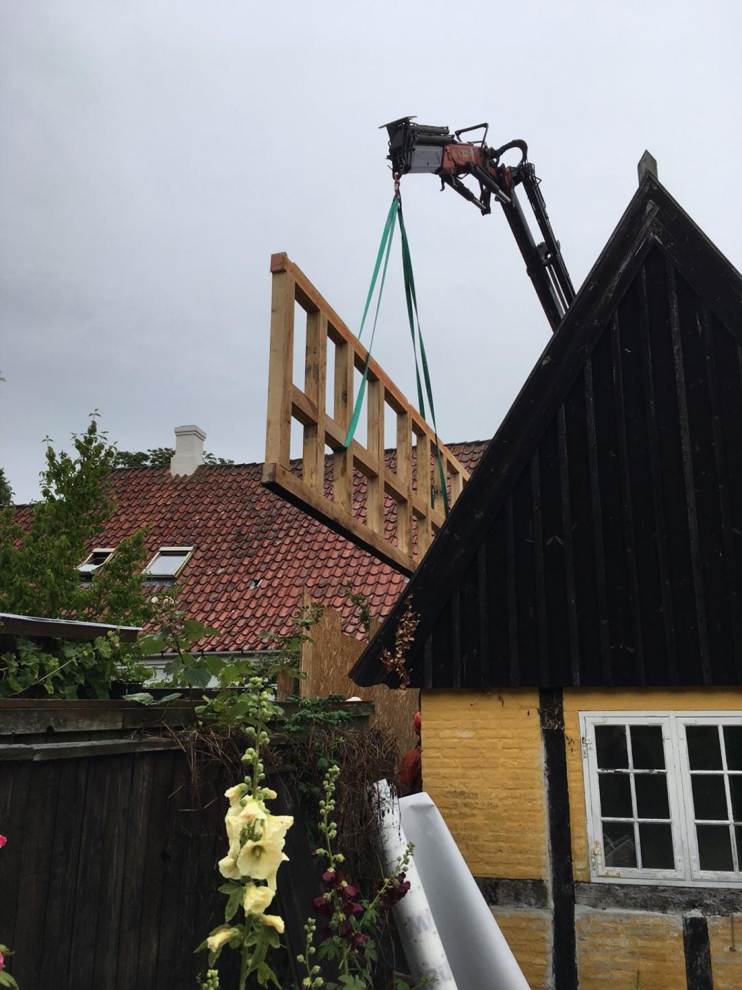 Bindingsværket var nogle steder så dårligt, at det var nødvendigt at skifte det hele. Her er en hel væg blevet samlet på forhånd og sænket ned med kran. Foto: Realdania By & Byg.