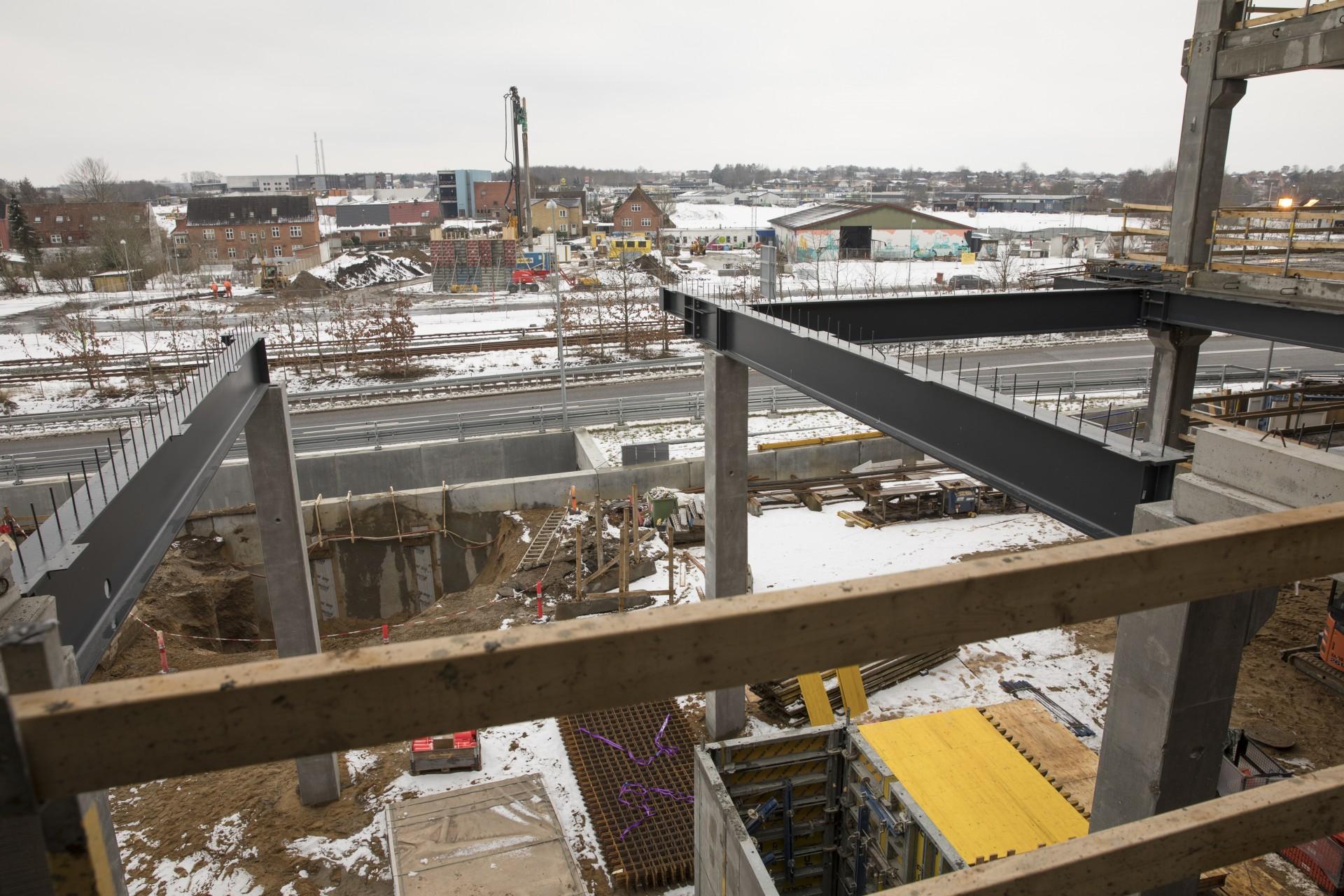 Hærvejsbroen, der skyder op i løbet af 2018, bliver bygget sammen med Midtbyens Gymnasium. Foto: Flemming Jeppesen.