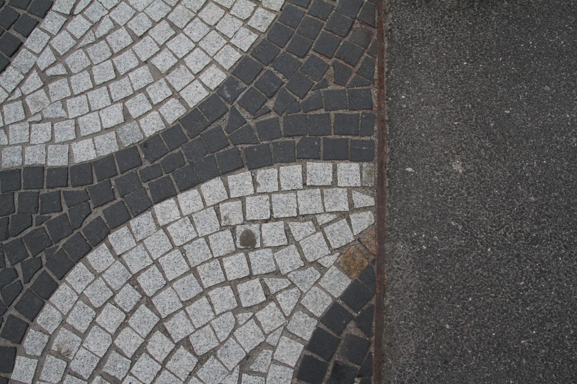Langs Jomfru Ane Parken er der blevet lagt et granitmønster, der markerer byens begyndelse og skaber overgang fra havnens asfalt. Foto: Emil Filtenborg.