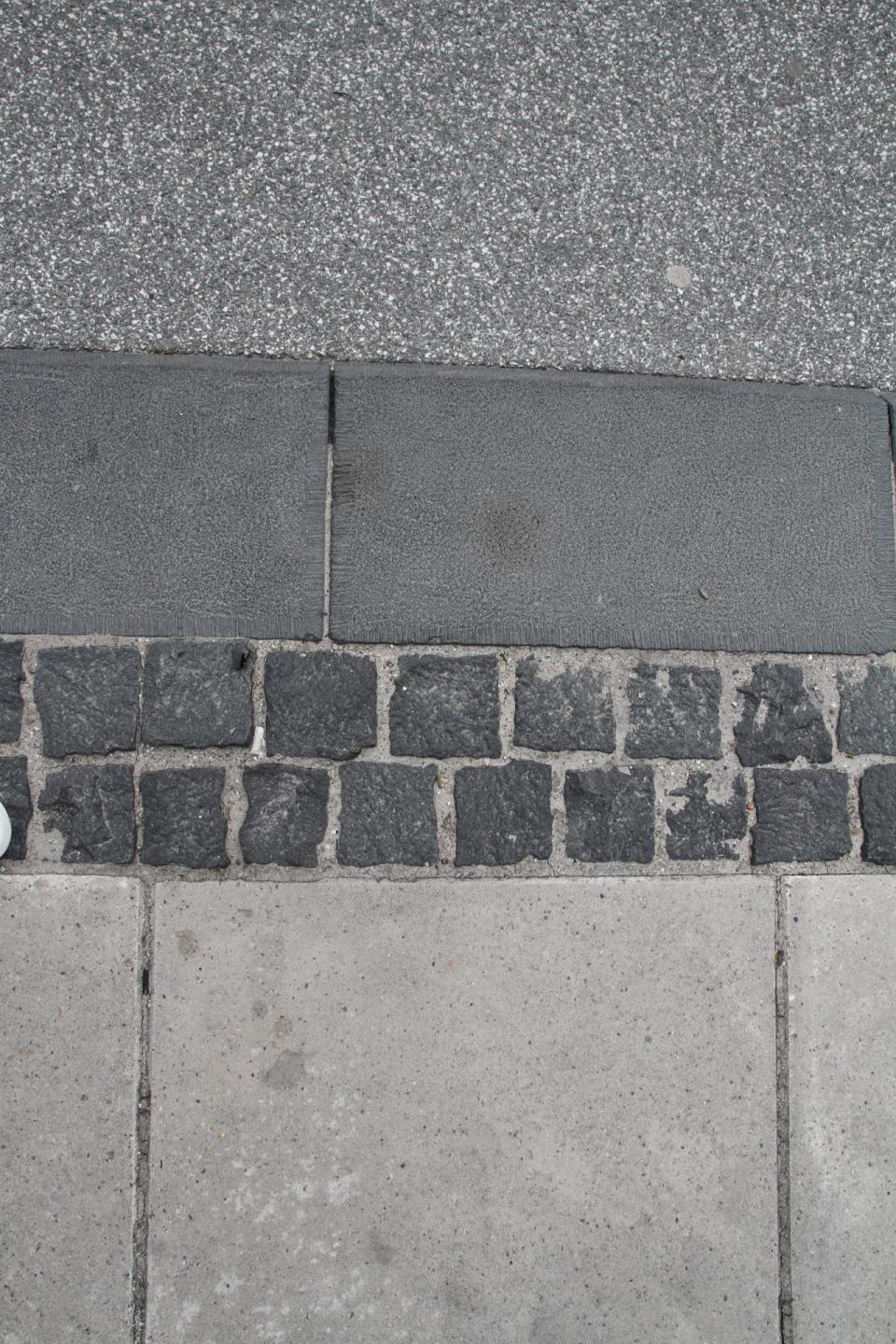 Asfalt, granit. De samme materialer går igen på grænsen mellem by og havn. Foto: Emil Filtenborg.