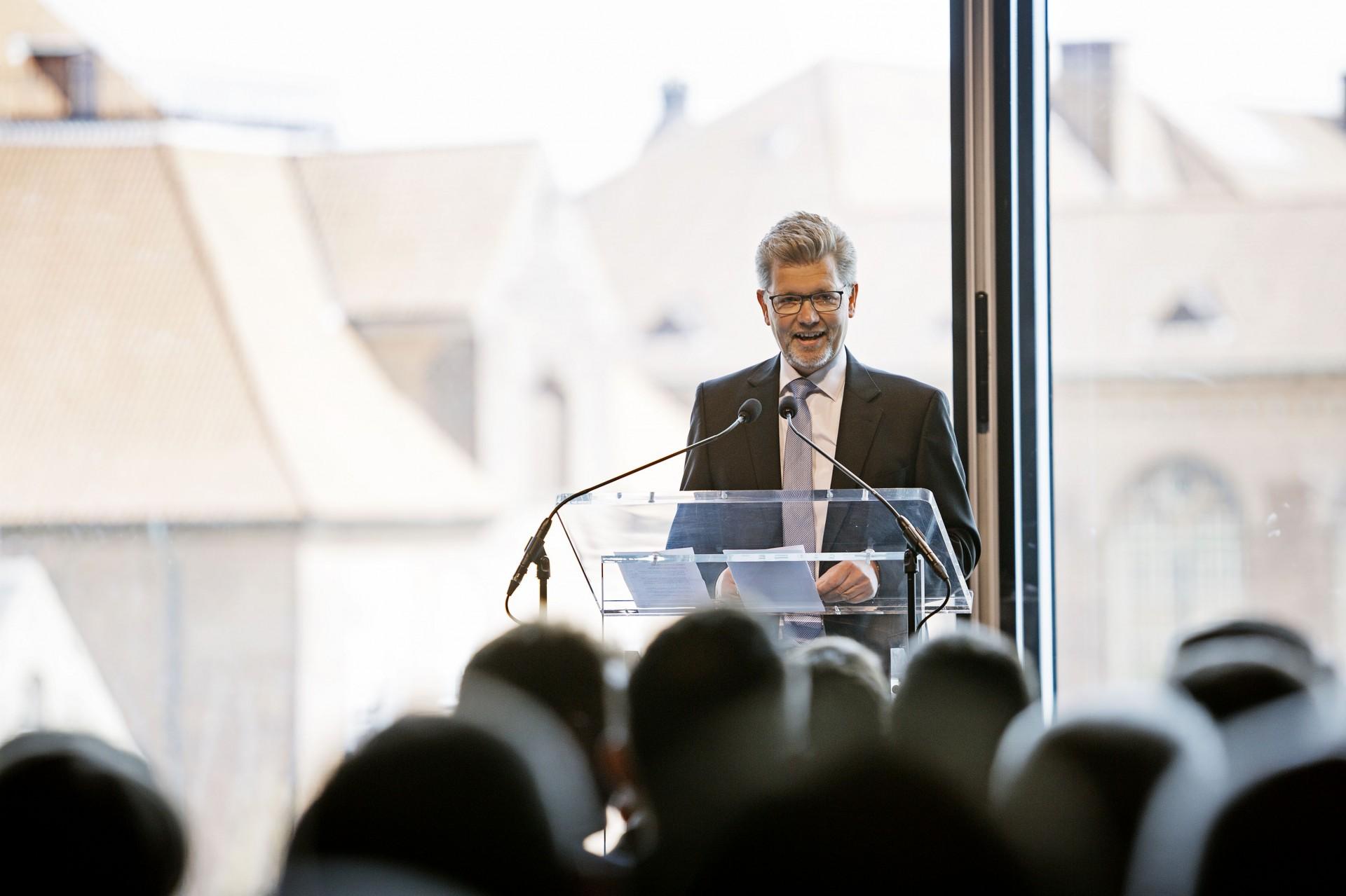 Overborgmester Frank Jensen mener, at København med byggeriet af BLOX kan udvikle fremtidens byløsninger og samtidig får skabt nye forbindelser og rekreative tilbud, der giver endnu mere byliv ved havnen. Pressefoto: Søren Svendsen.