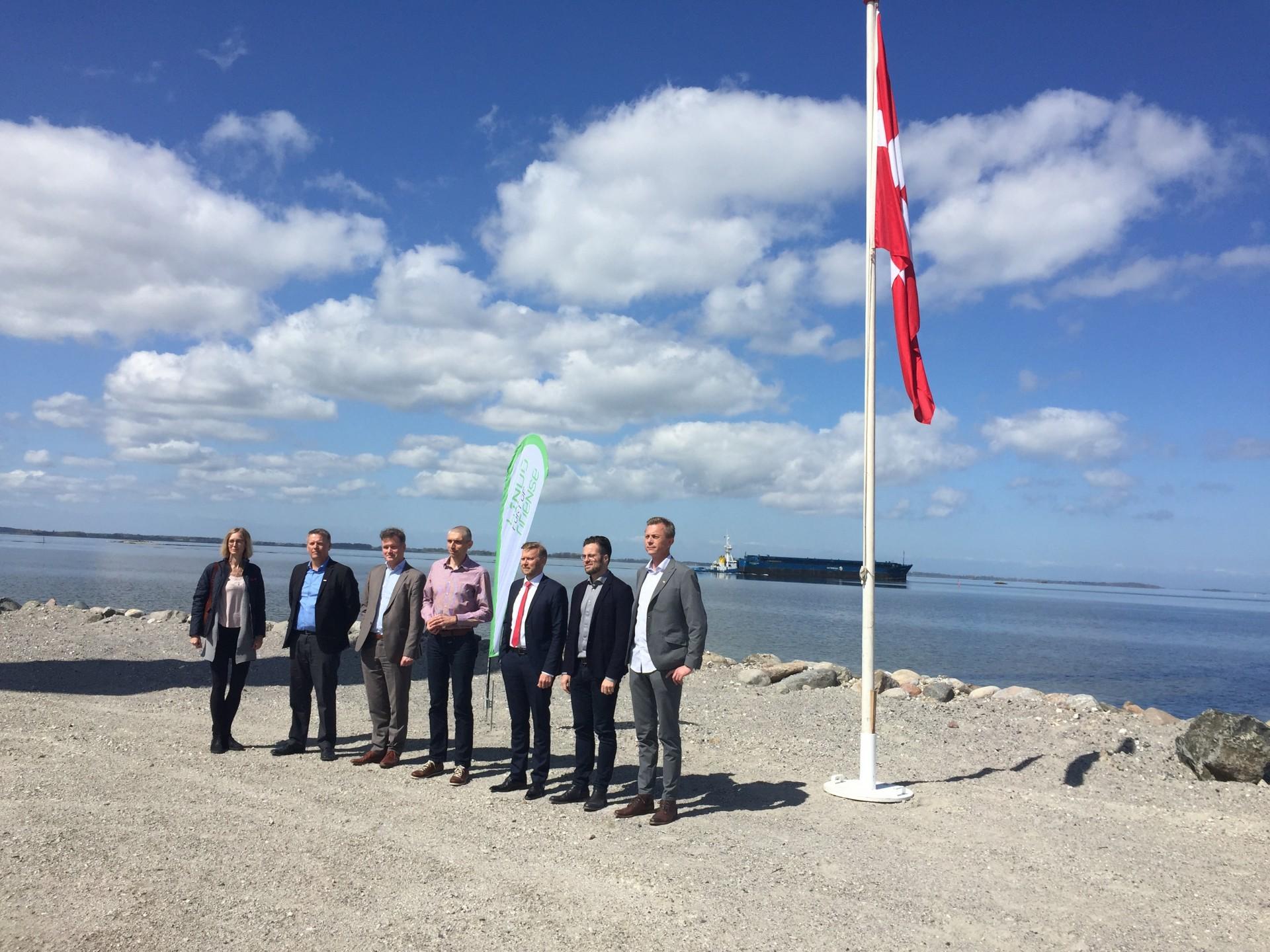 Repræsentanter fra havnen og konsortiet var fredag på tur til den nye østdæmning. Pressefoto.
