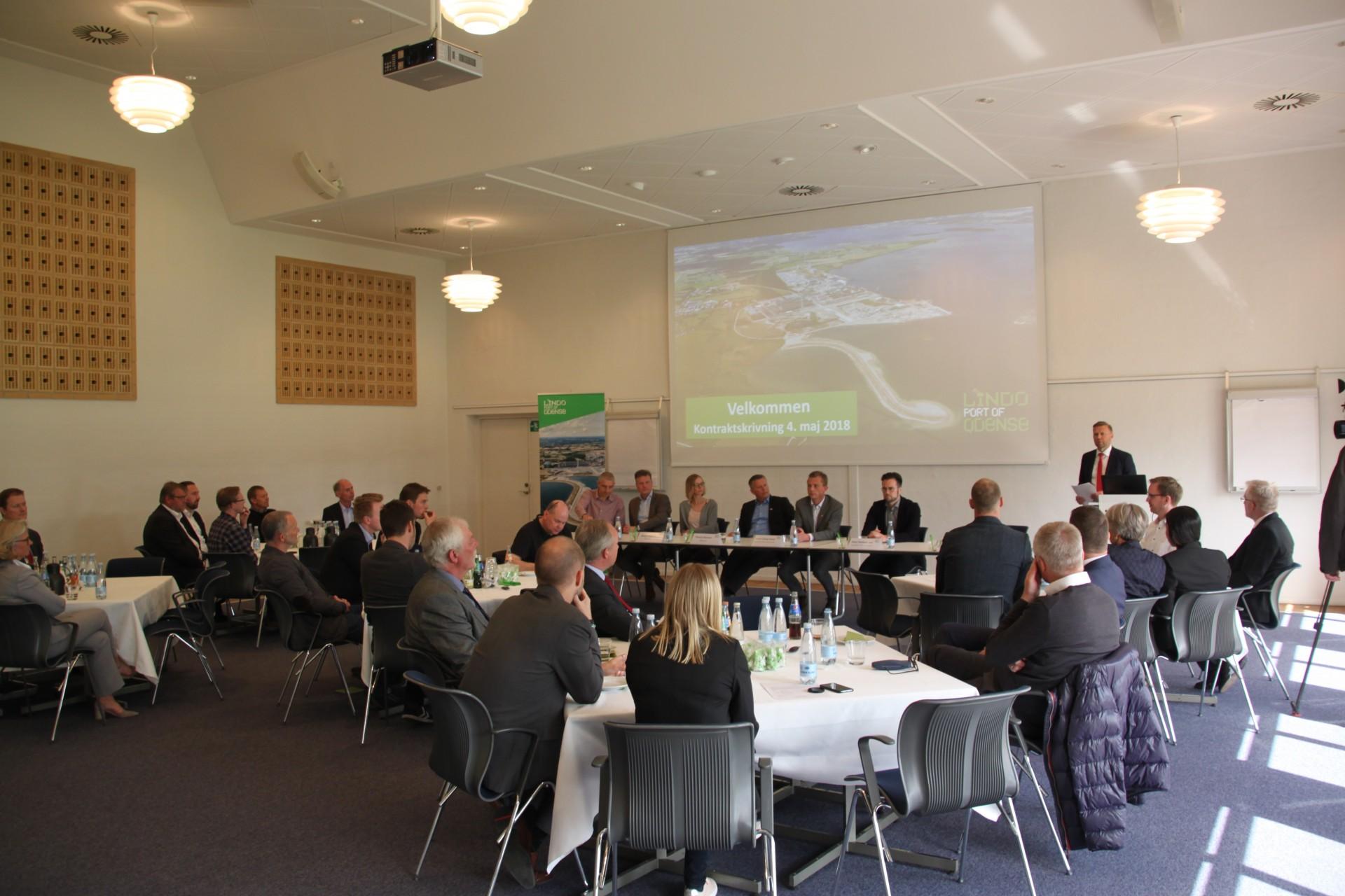 Fra underskrivelsen af den 350 millioner kroner store kontrakt. Pressefoto.