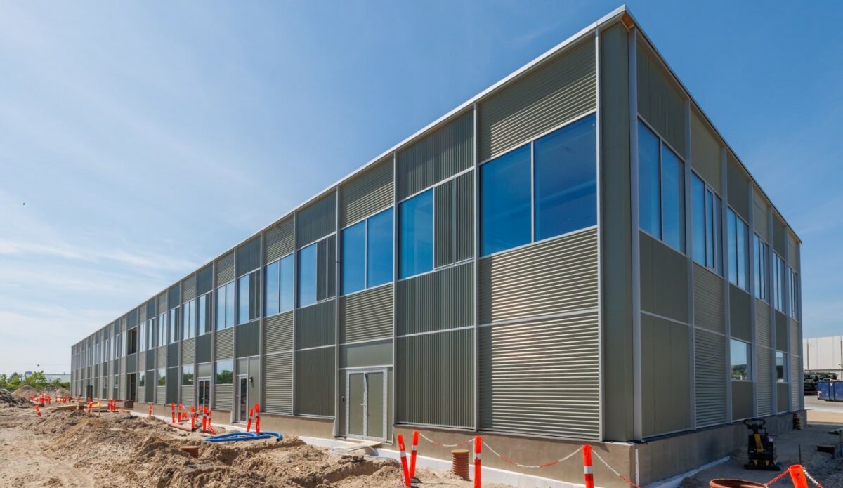 ARC's nye administrationsbygning står klar i solen. Store vinduespartier skal sørge for godt indeklima