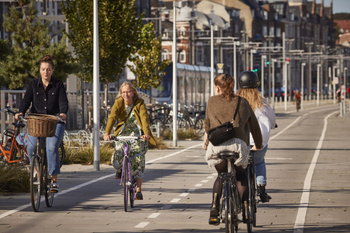 Cyklister i Vestergade i Aarhus - der er god plads til cyklisterne. Solen skinner