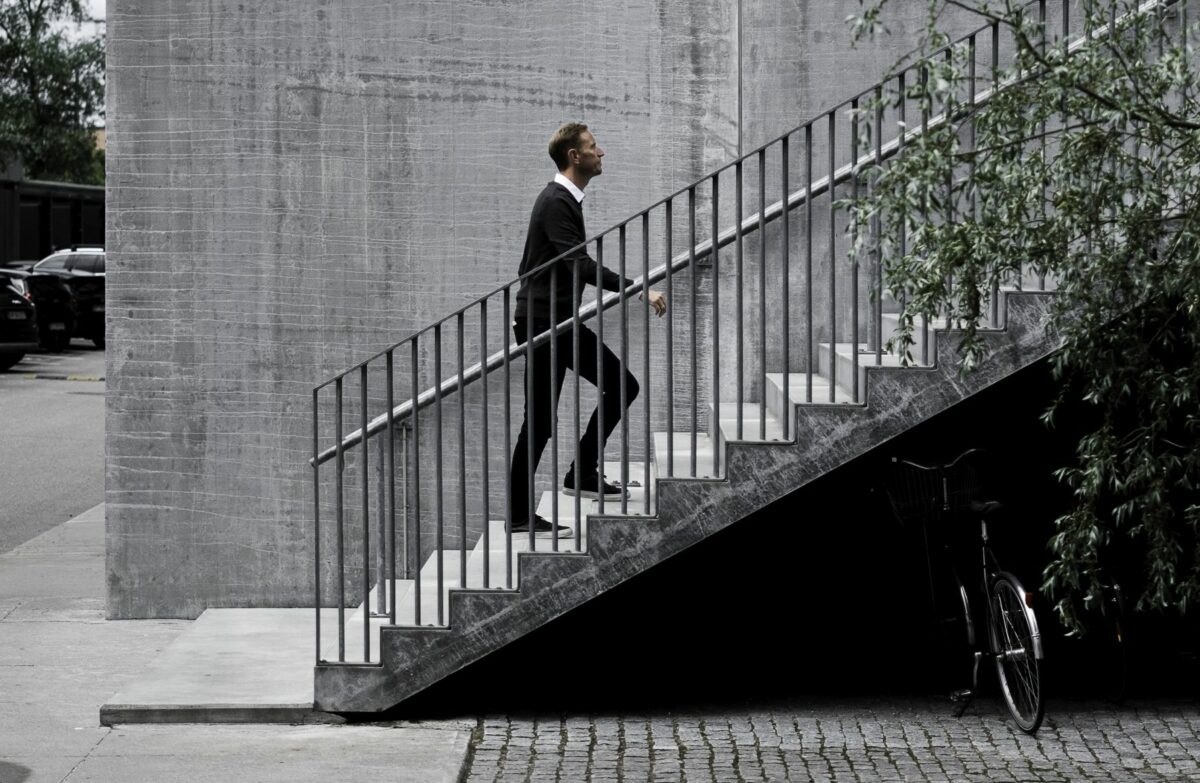 Frants Nielsen går op ad trappe.