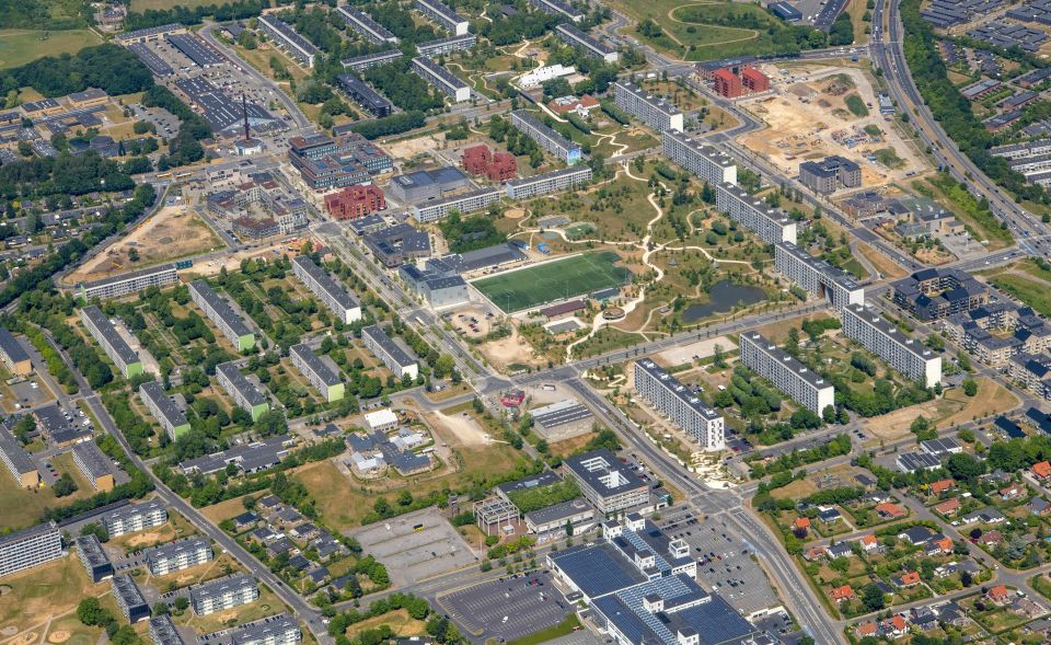 Luftfoto af Gellerupparken. mange boligblokke og grønne områder.