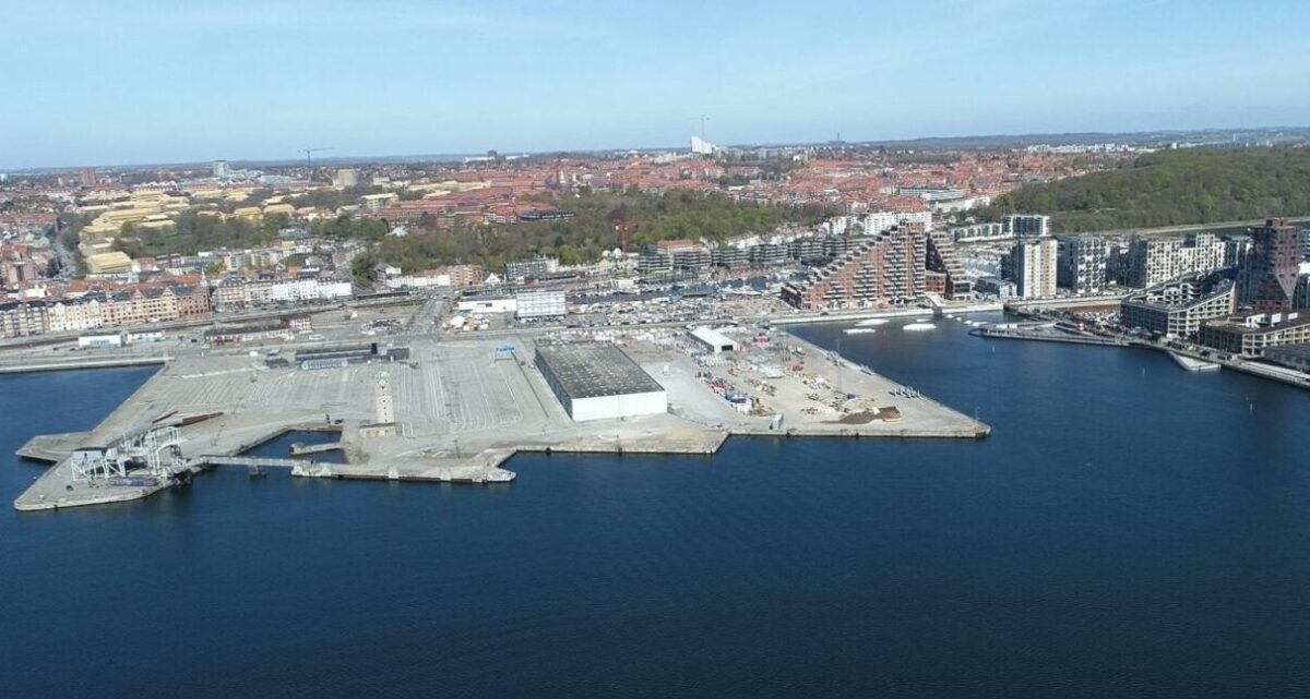 Luftfoto af den tomme gamle færgehavn. Ude til højre ses en smule af de mange boligbyggerier på Aarhus Ø