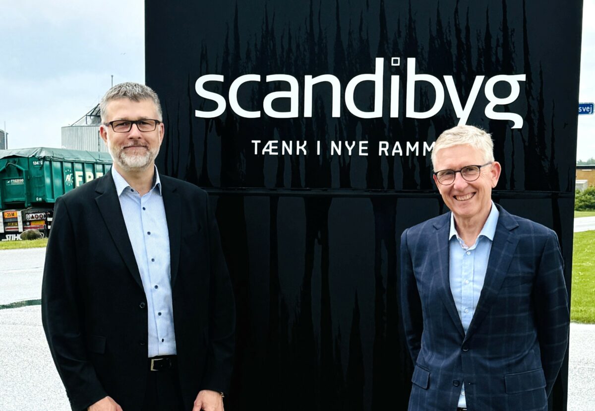 Thomas Raunsbæk (tv.) og Henrik Mielke fotograferet foran Scandi Byg-logo.