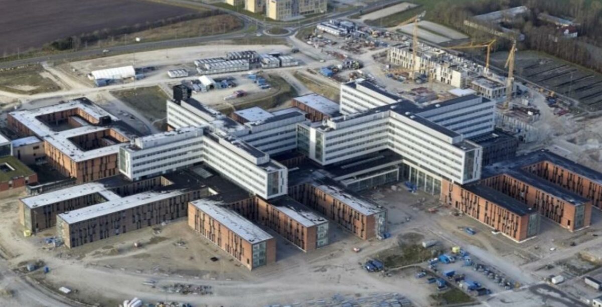 Luftfoto af universitetshospitalet i Aalborg. Det ligner, at det er bygget af kloder der er sat oven på og i forlængelse af hinanden