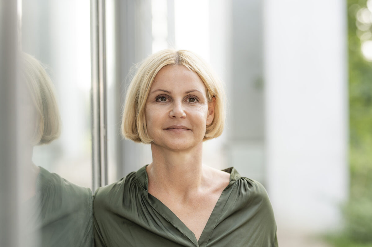 Charlotte Skjold Pedersen med kort lyst hår, iført grøn bluse.
