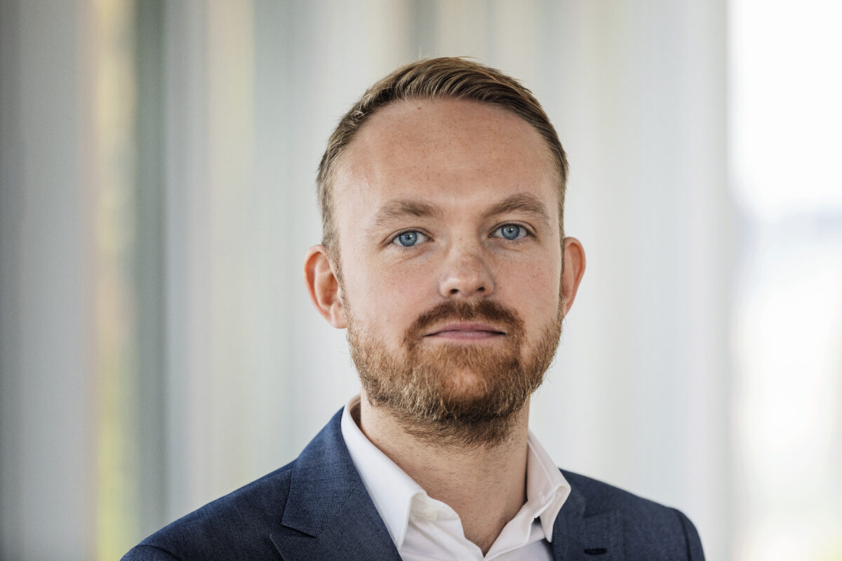 Uddannelseschef i SMVdanmark Kasper Munk Rasmussen i blå jakke og hvid skjorte.