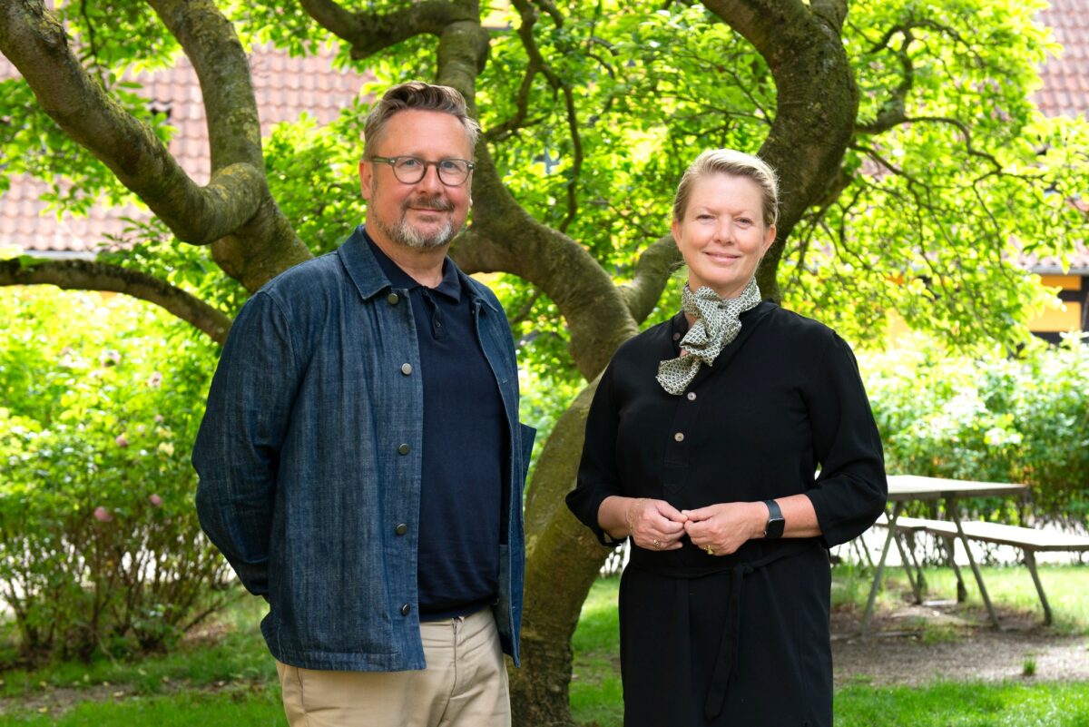 Peter Fangel Poulsen og Pia Nielsen fotograferet foran et træ.