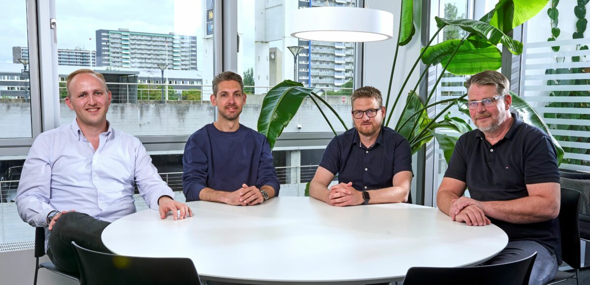 De fire mænd der udgør ledergruppen i JL Engineering, placeret om rundt hvidt bord.