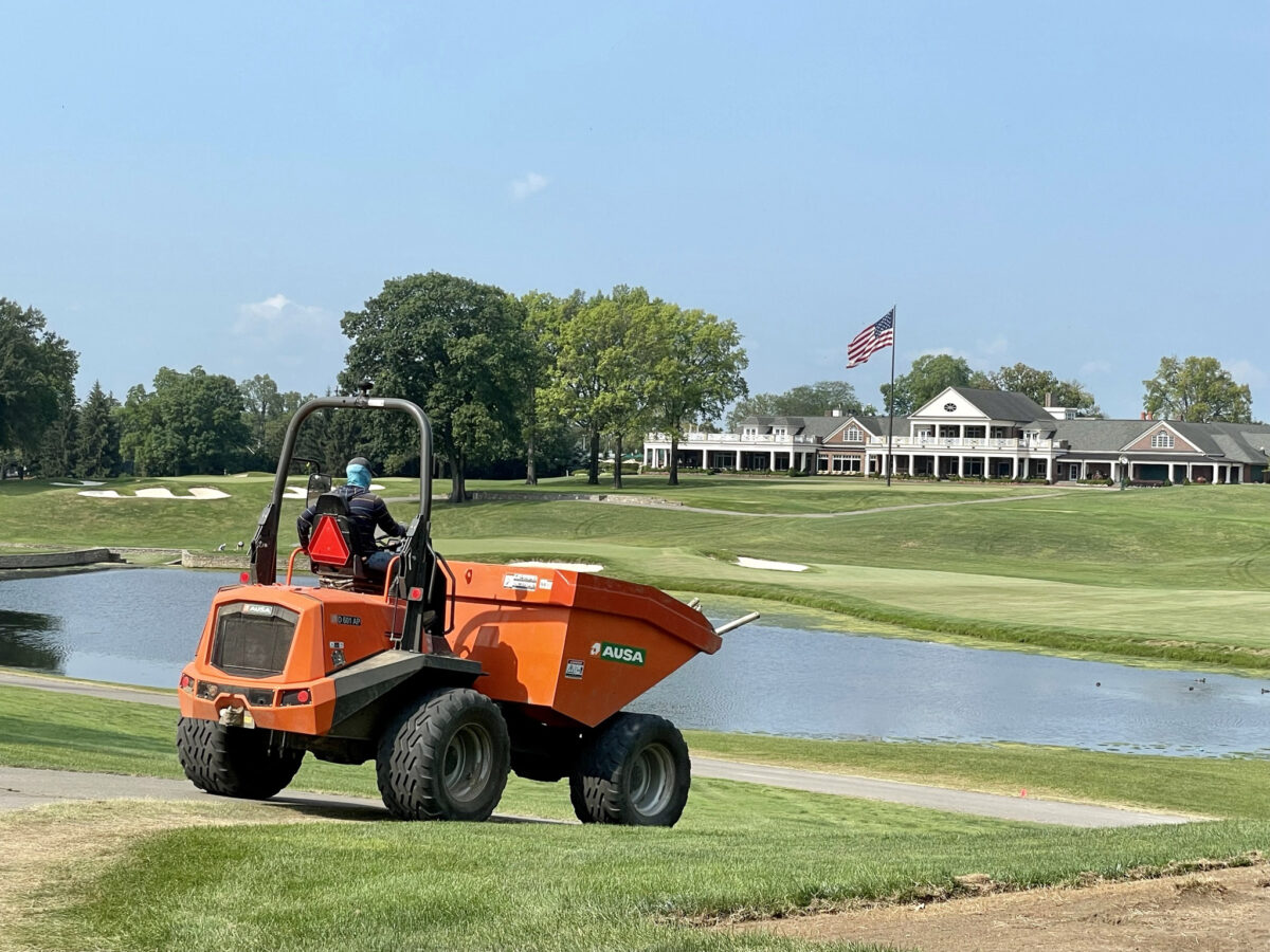 Dumper ved golf sø