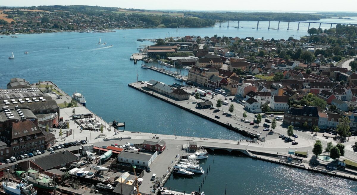 Luftfoto af Svendborg havn med Tåsinge og broen dertil i baggrunden