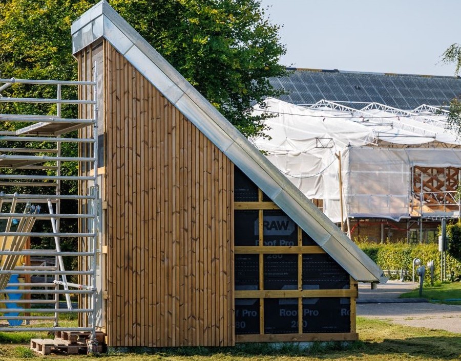 foto af mock up - et lille trekantet hus, hvor materialerne træ, og isolering fremvises