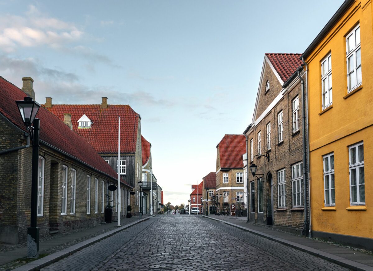 Tom brostensgade med huse på begge sider.