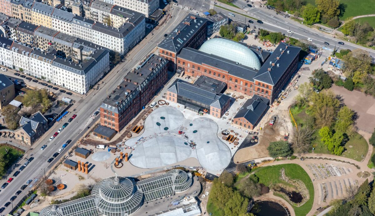 Luft foto af de gamle bygninger omkring naturhistorisk museum i København. I midten af den ene næsten firlængede gård ses den store oceansal, der kigger som et øje ud i rummet