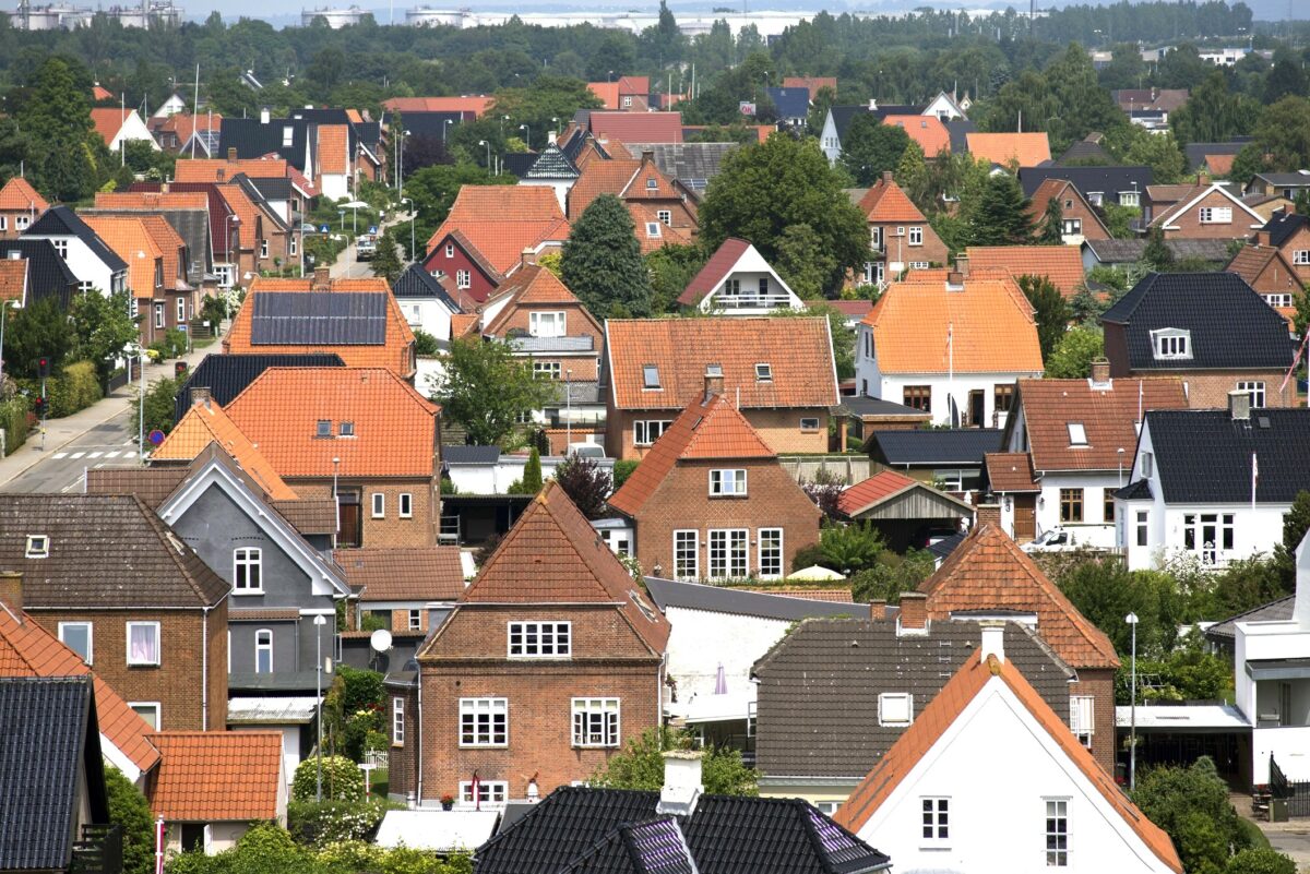 Udsigt over hustage i boligområde.