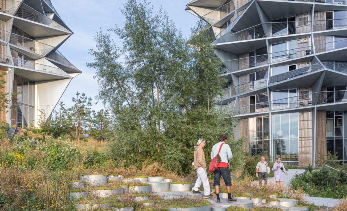 Foto af bunden af kaktustårnene hvor en park med masser af træer og planter skaber mulighed for vandring