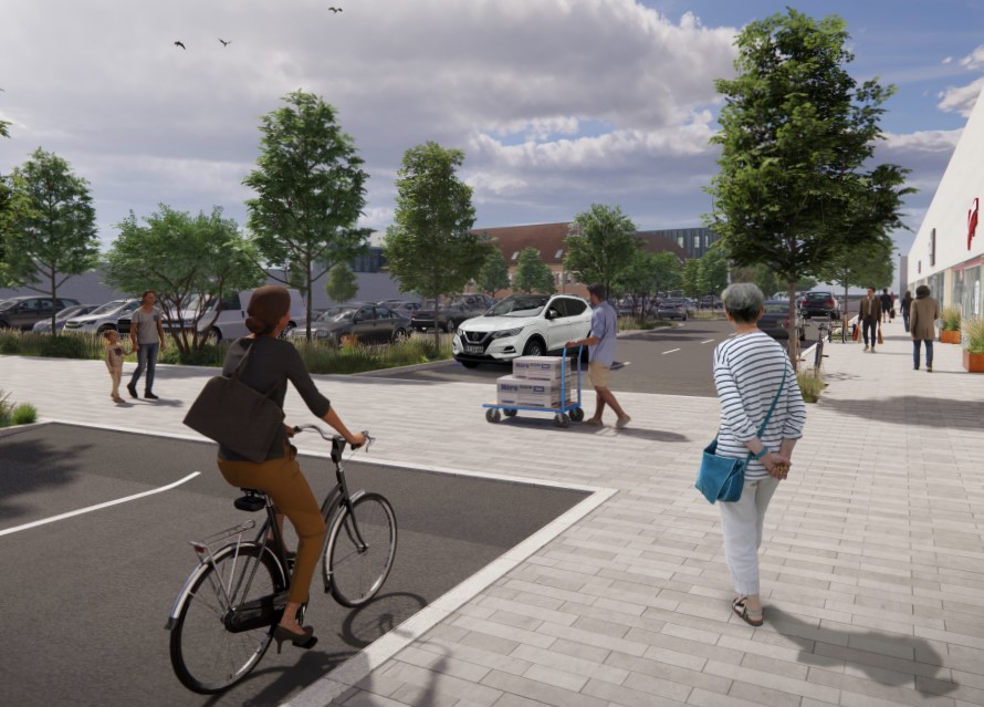 illustration af p-plads med en kvinde der cykler, en ældre dame med hænderne på ryggen der går, en far med en pige i gult i hånden og en mand der triller af sted med store kasser på en sækkevogn. Langs butikkerne til højre går flere mennesker i begge retninger. Der er lyse fliser. I baggrunden ses parkerede biler og træer i kanten af p-pladsen