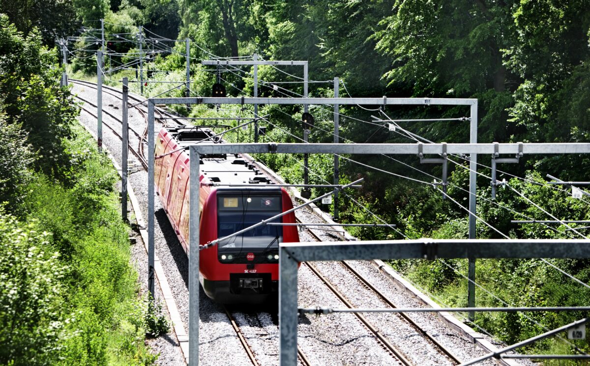 Foto af S-tog set oppe fra en bro. Der er dobbelte spor. Det er linje F