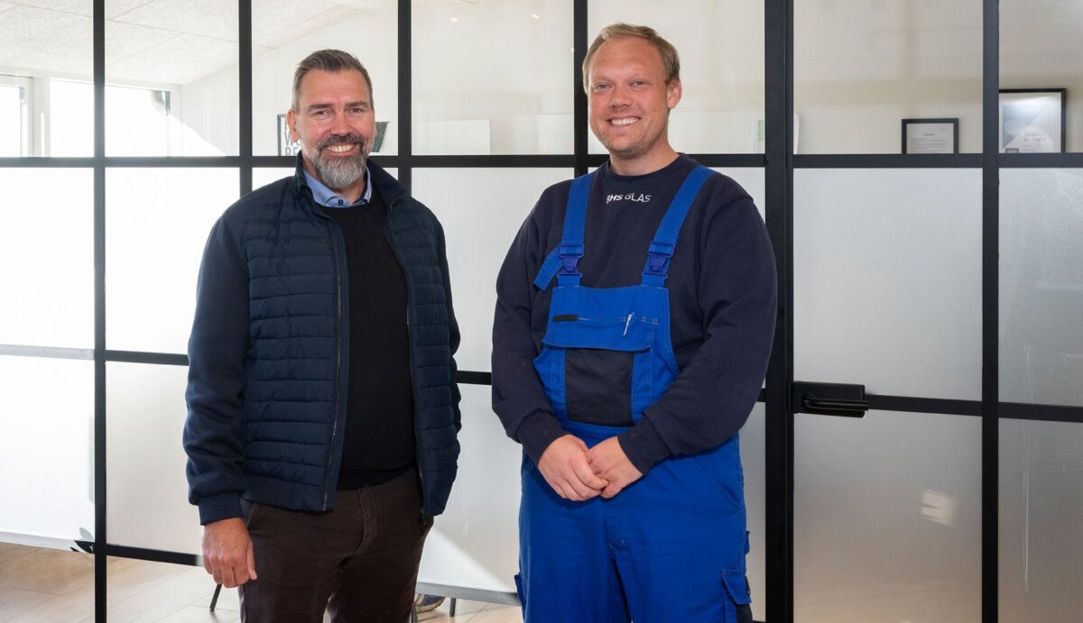 Morten Hybertz Bak i kontortøj og Lennart Sørensen i blå overalls med sort lomme foran