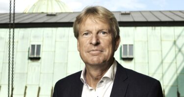 Per Vangekjær i hvid skjorte og sort jakke.
