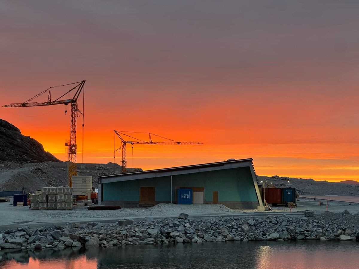 Qaqortoq lufthavnen i orange lys fra solen