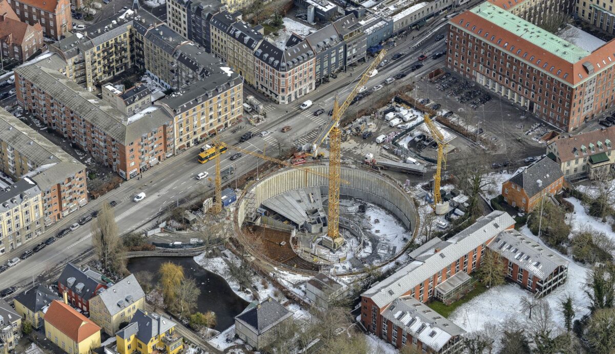 Et kig ned i parkerings-kælderen, inden den blev lukket. Den gule kran står stadig i midten.