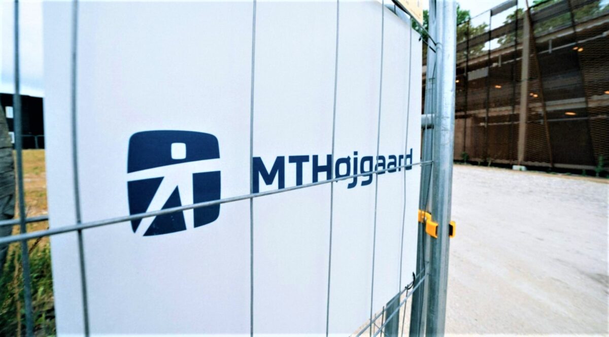 MT Højgaard-logo bag et gitter.