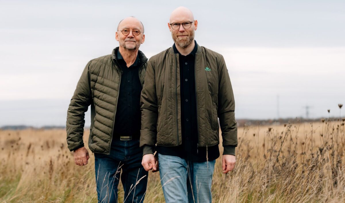 Kristian Buus og Kim Bisgaard på en mark