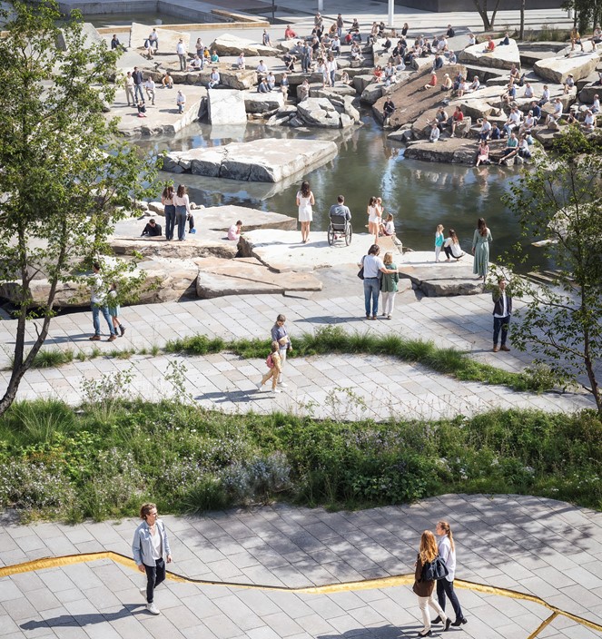 Visualisering af et område med klipper, vand og gulåren i belægningen. Mennesker sidder, står og hopper mellem stenene