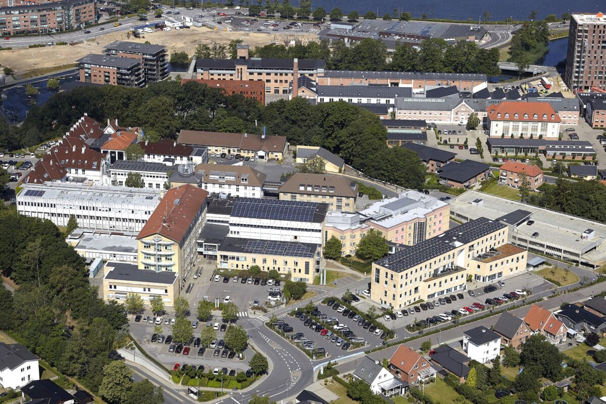 Luftfoto af Regionshospitalet Silkeborg.