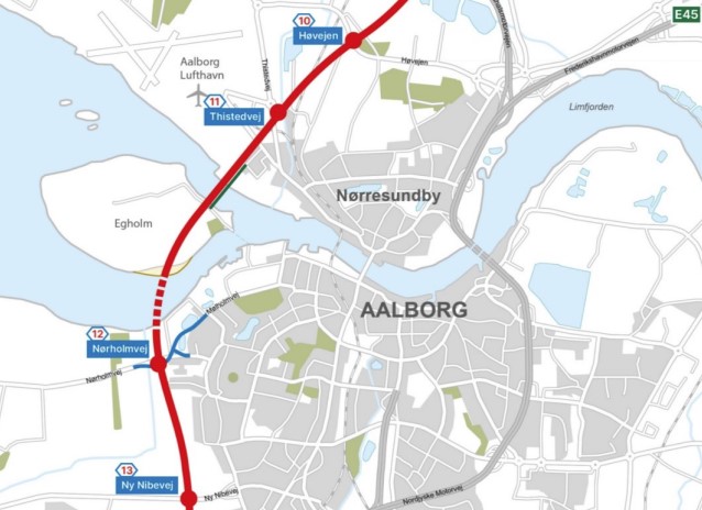 Kort over Aalborg. En tyk rød streg viser, hvor den nye motorvej skal løbe