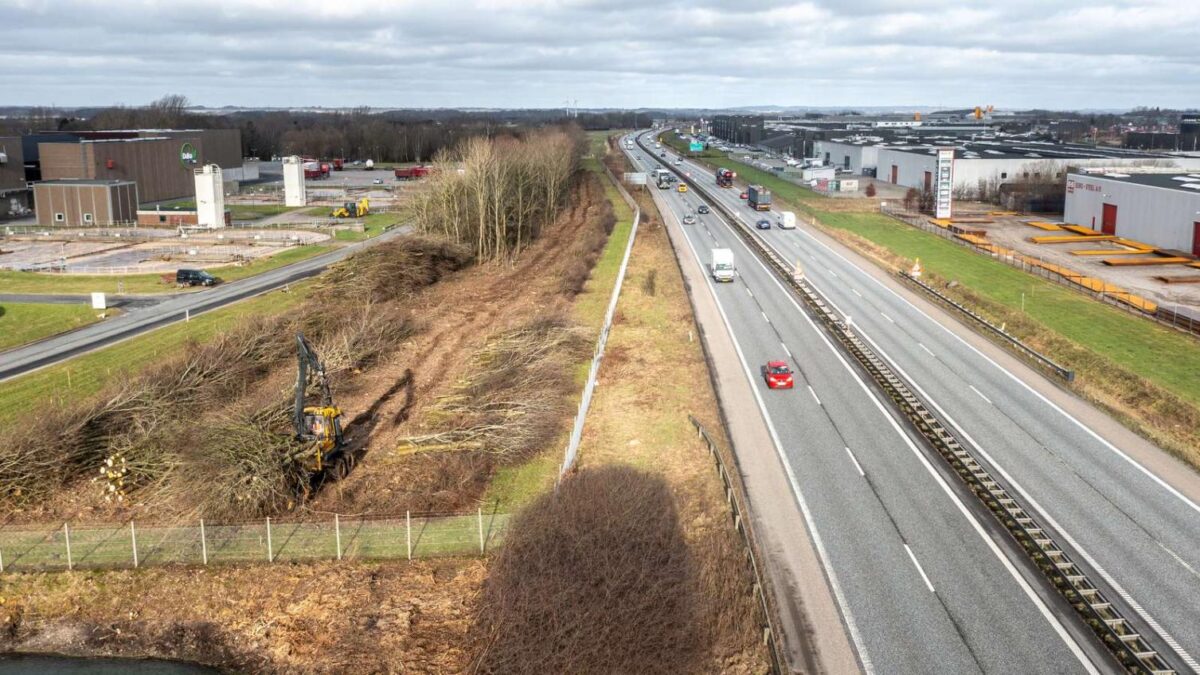 Luftfoto ned langs en motorvej