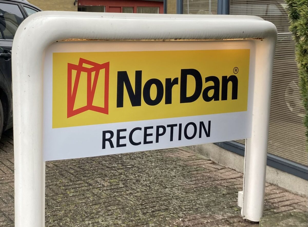 Foto af gult og hvidt skilt, hvor der står NorDan reception