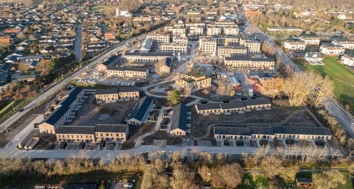 Luftfoto af et boligområde med 211 boliger fordelt på rækkehuse og etageboliger