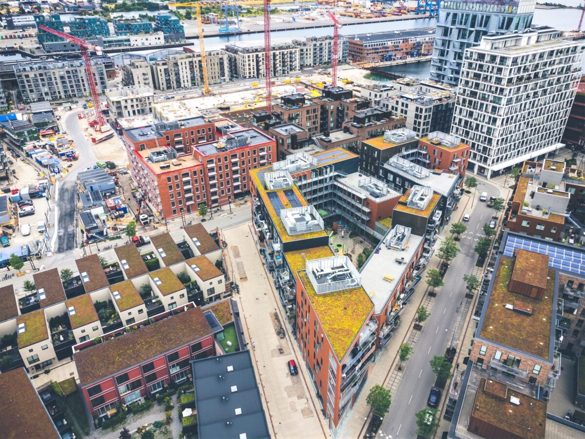 Luftfoto af boligbyggerier og byggeplads.