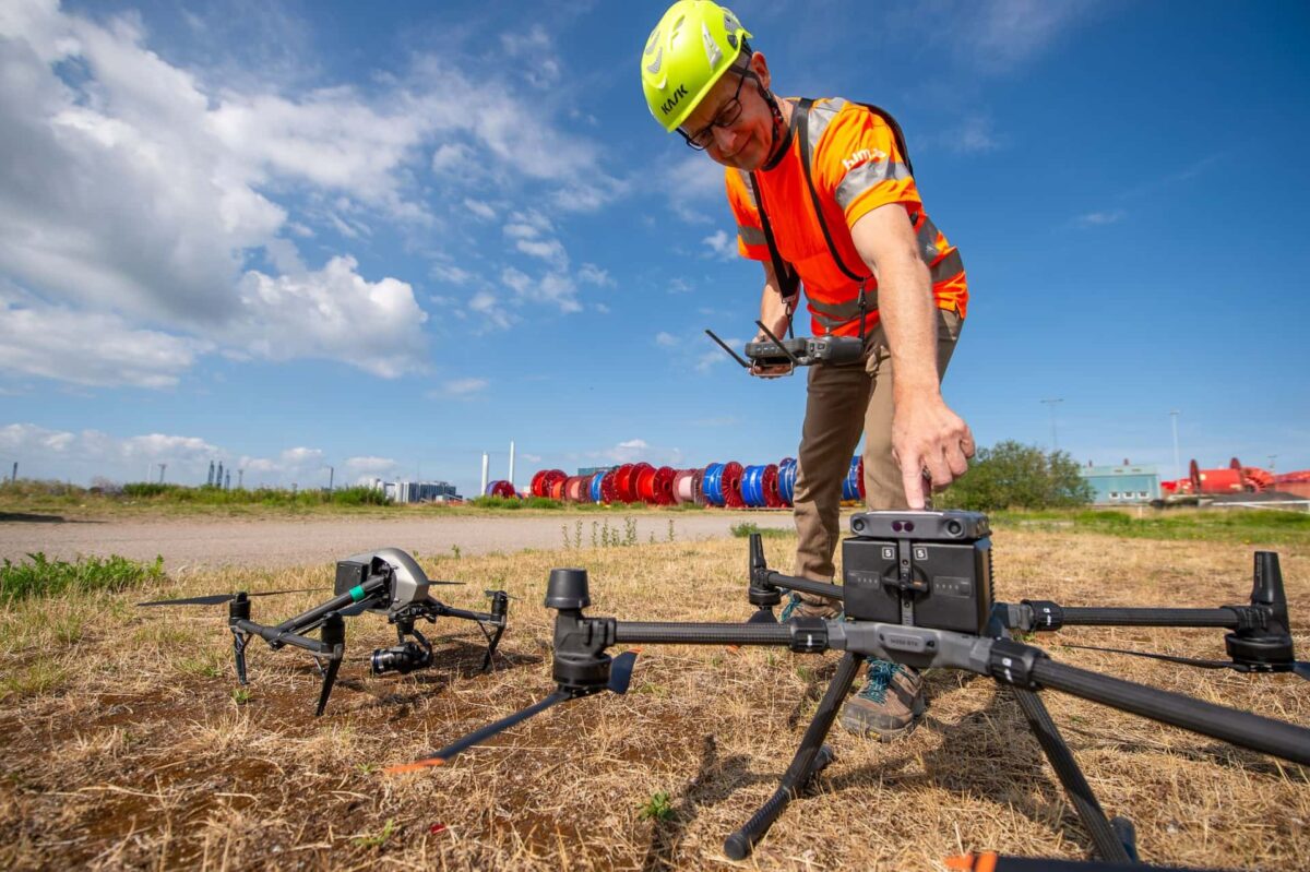 Medarbejder hos HLM Landmåling sender en drone i luften