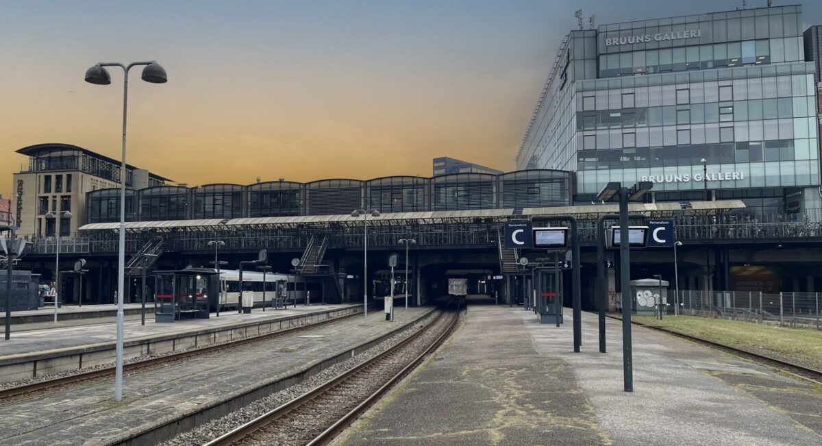 foto ned langs perronerne 6 og 7 på Aarhus Banegård. solens stråler ses bag banegårdsbygningen