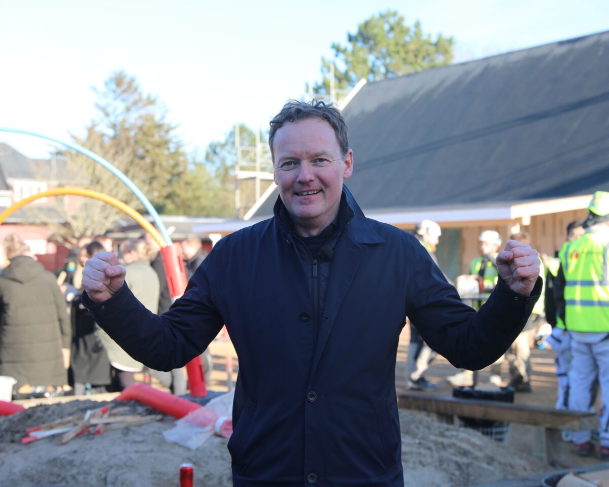 Direktør i Fårup Sommerland, Niels Jørgen Jensen, med knyttede næver og et smil på læben.