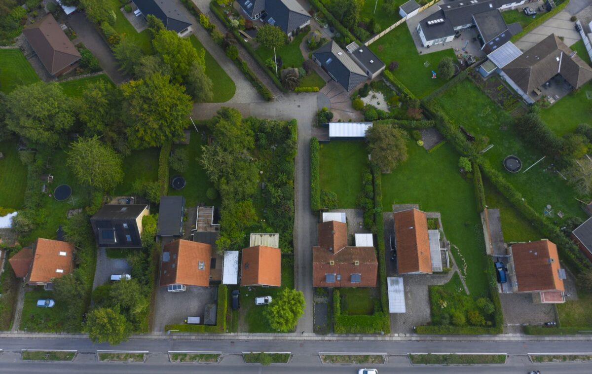 Dronefoto af et boligområde i Odense med masser af grønt mellem husene