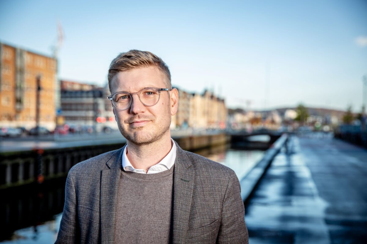 Thomas Dalsgaard Hoff i grå striktrøje og blazer blazer.