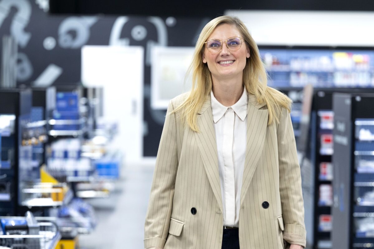 Gitte Østergaard Futtrup i hvid skjorte og beige blazer.