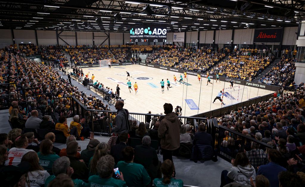 Fyldt arena ser håndboldkamp