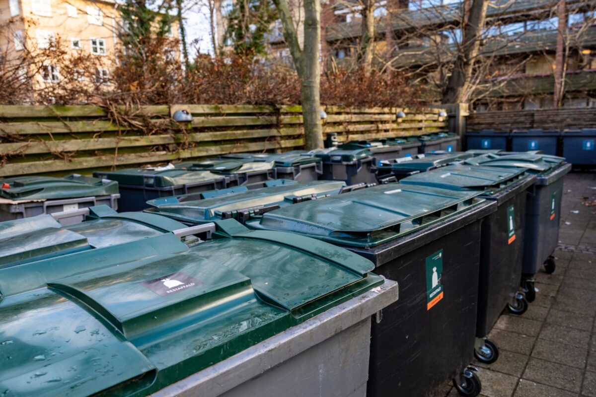 Affaldscontainere samlet i en gård